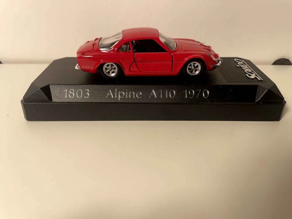 Renault Alpine A110 rossa del 1970 (riferimento Solido 1803) con scatola di cartone
