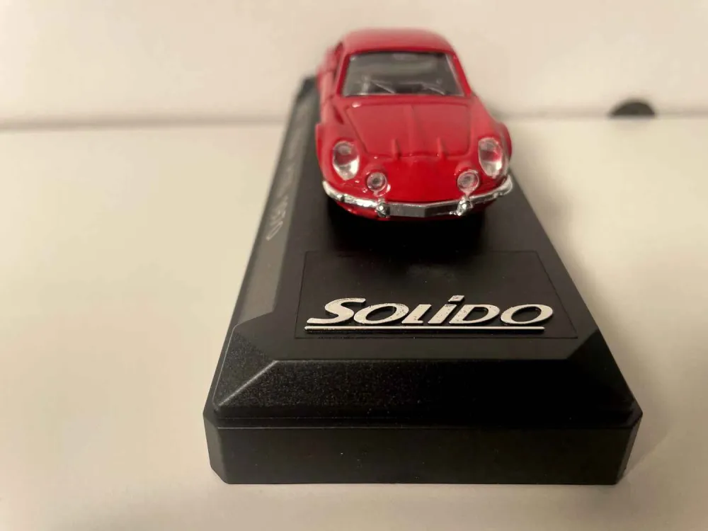 Renault Alpine A110 rossa del 1970 (riferimento Solido 1803) con scatola di cartone