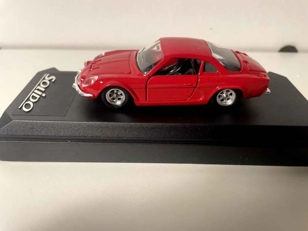 Renault Alpine A110 rossa del 1970 (riferimento Solido 1803) con scatola di cartone