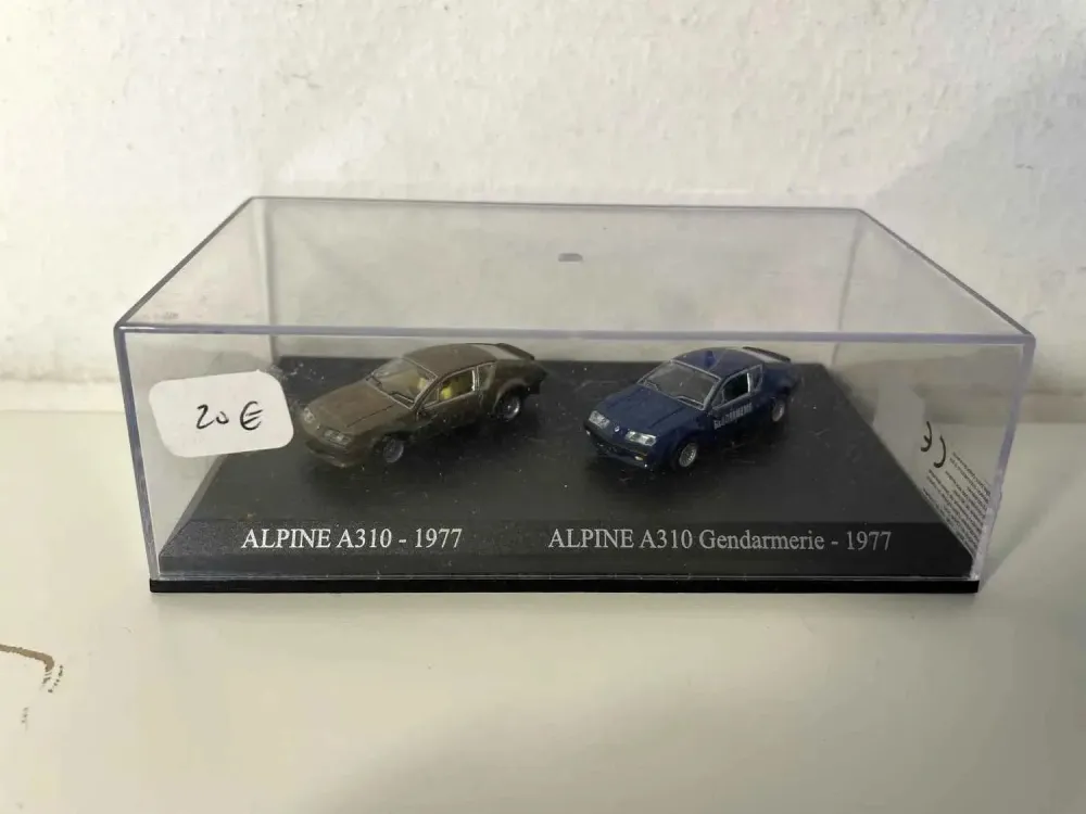 Renault Alpine A310 marrone del 1977 + Renault Alpine A310 blu della Gendarmeria del 1977 (scala HO)