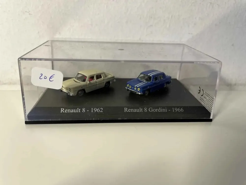 Renault 8 beige del 1962 + Renault 8 Gordini blu del 1966 (scala HO)