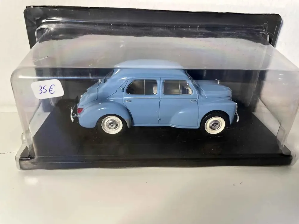 Renault 4 CV blu (scala 1/24)