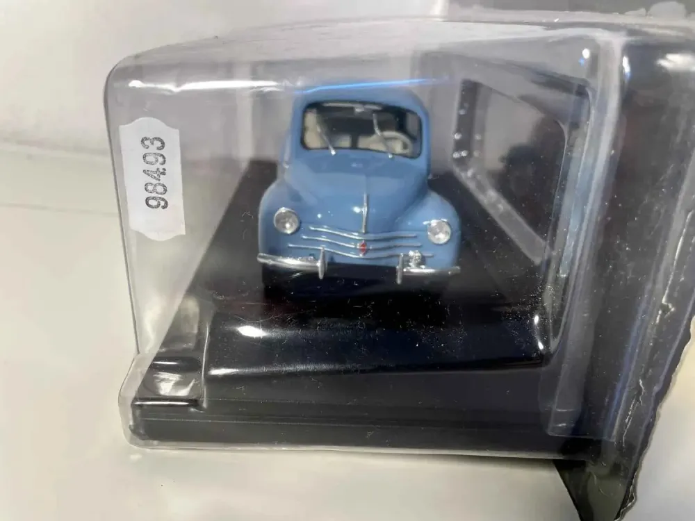 Renault 4 CV blu (scala 1/24)