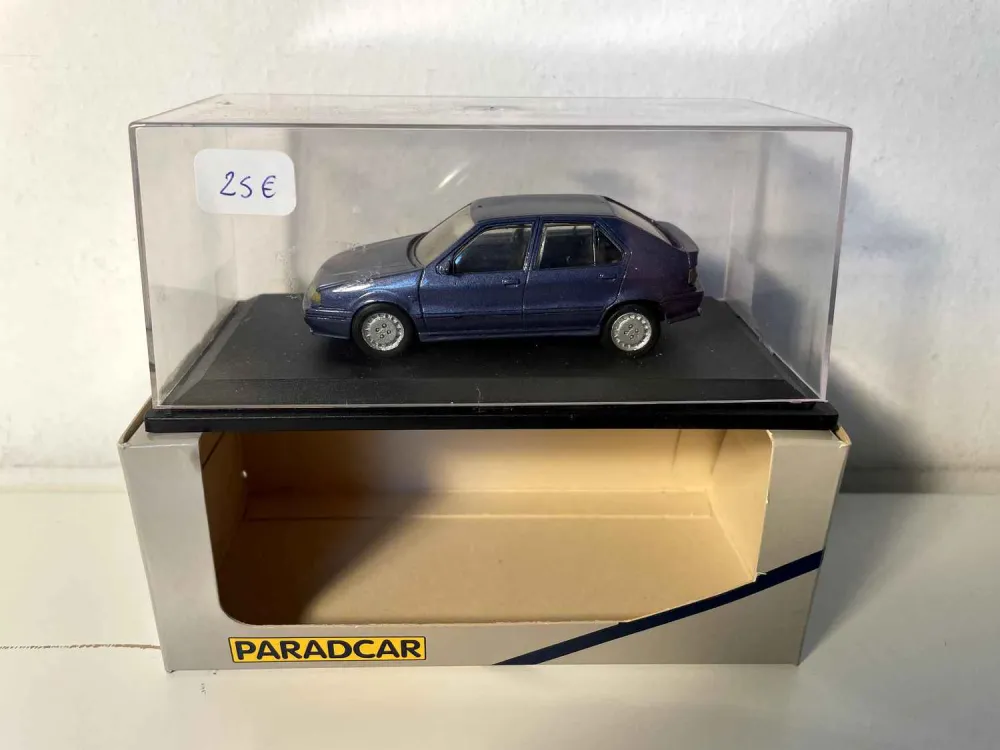 Renault 19 blu scuro (Paradcar)