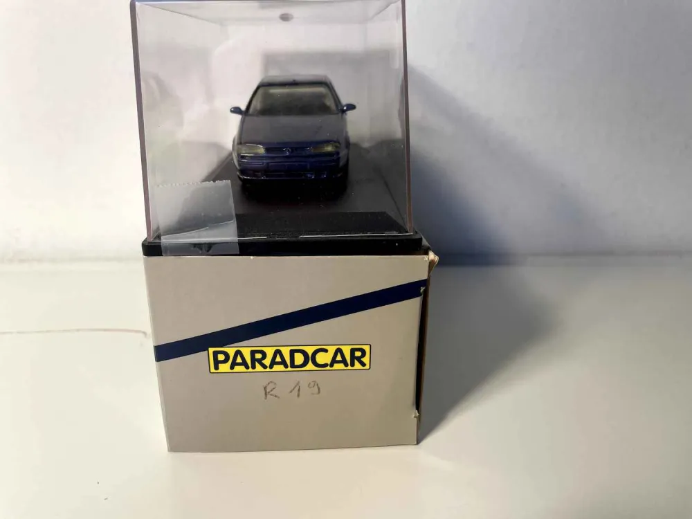 Renault 19 blu scuro (Paradcar)