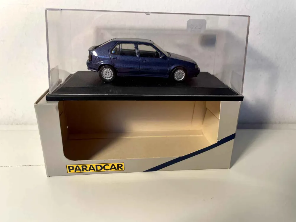 Renault 19 blu scuro (Paradcar)