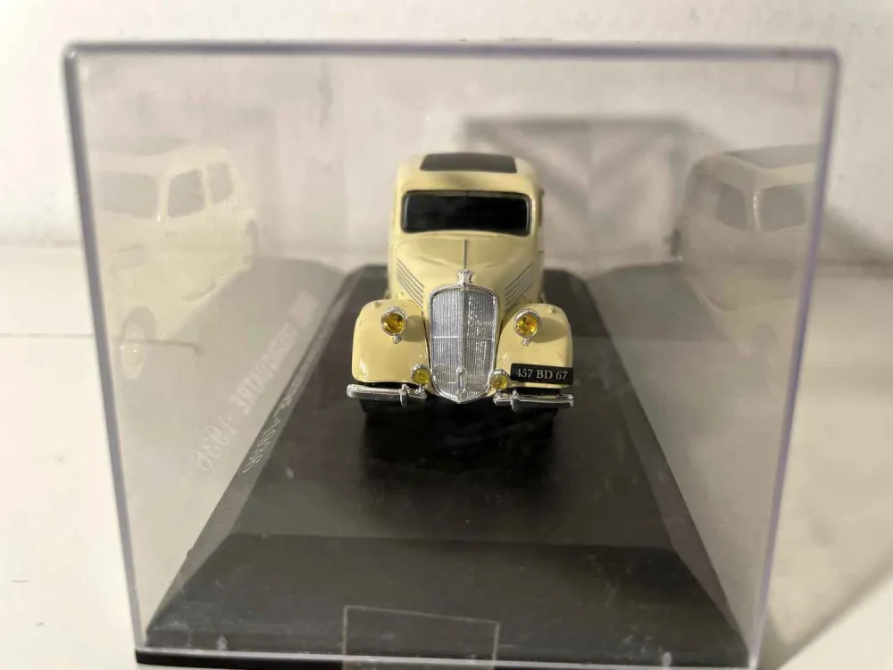 Renault Celtaquatre color crema del 1936