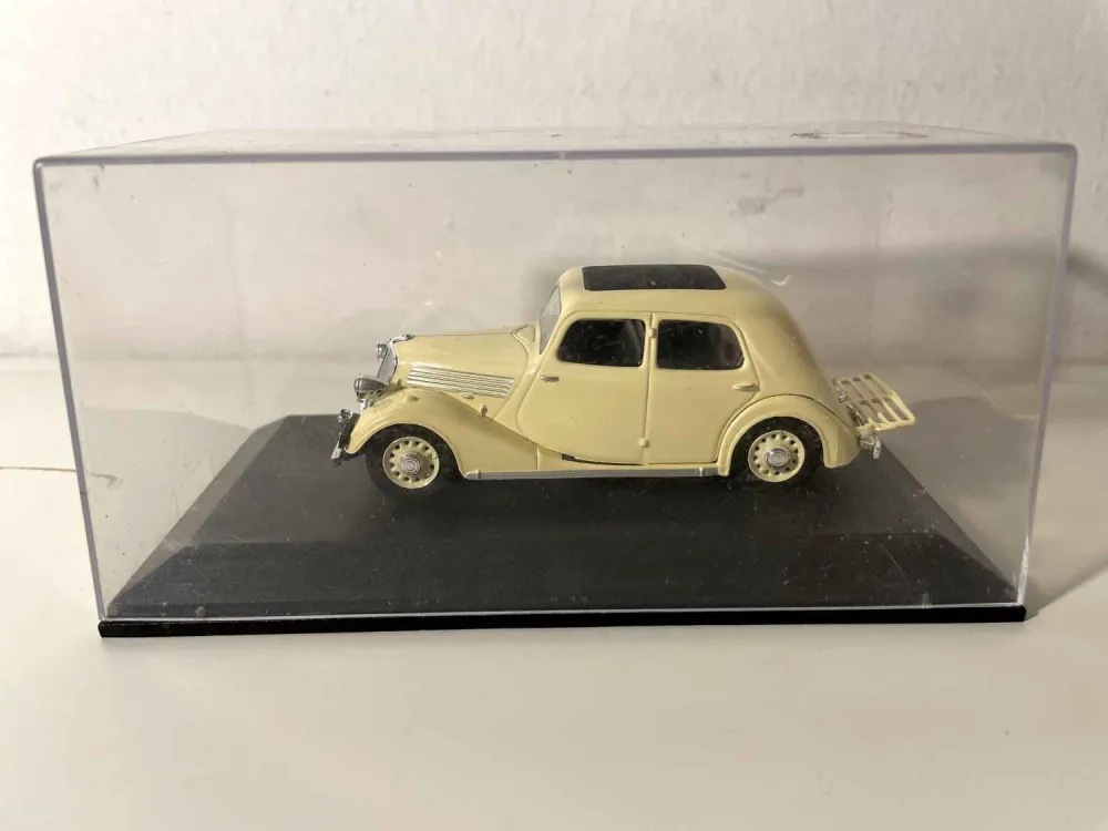 Renault Celtaquatre color crema del 1936