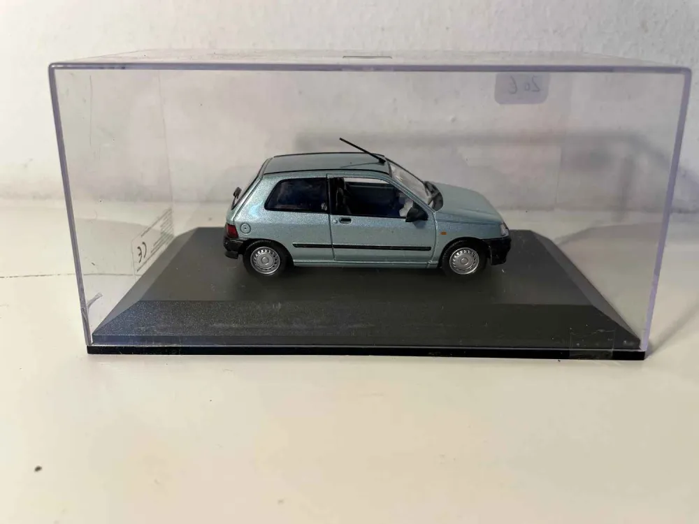 Renault Clio blu/verde del 1990