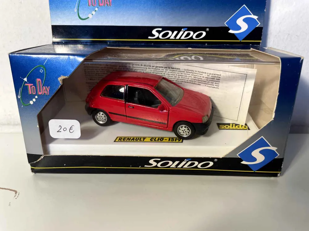 Renault Clio rossa (base bianca riferimento Solido 1519)