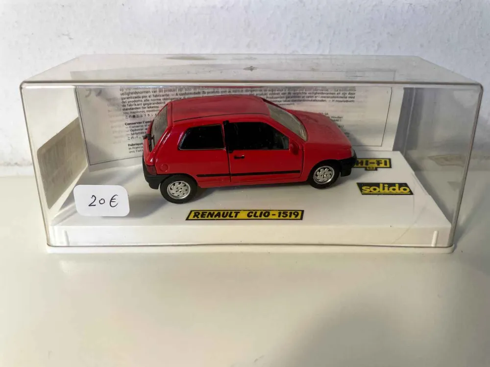 Renault Clio rossa (base bianca riferimento Solido 1519)