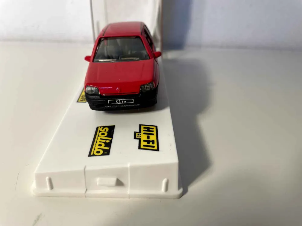 Renault Clio rossa (base bianca riferimento Solido 1519)