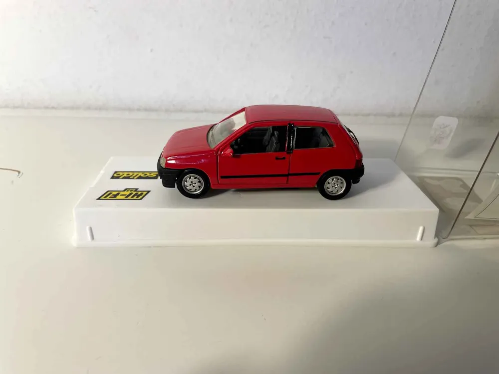 Renault Clio rossa (base bianca riferimento Solido 1519)