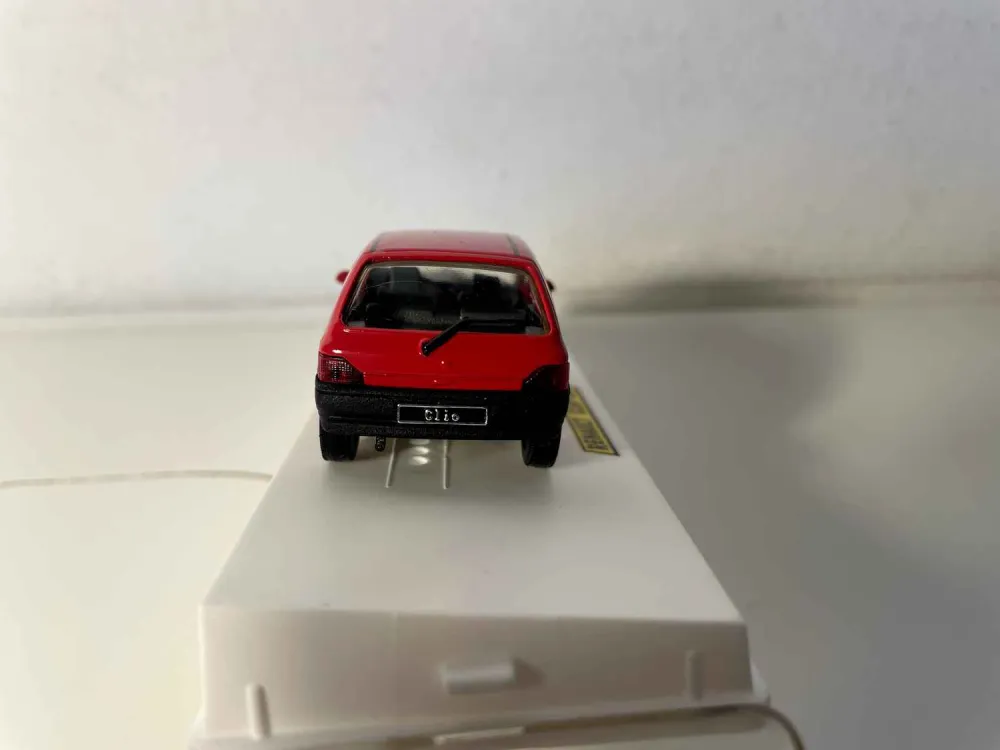 Renault Clio rossa (base bianca riferimento Solido 1519)