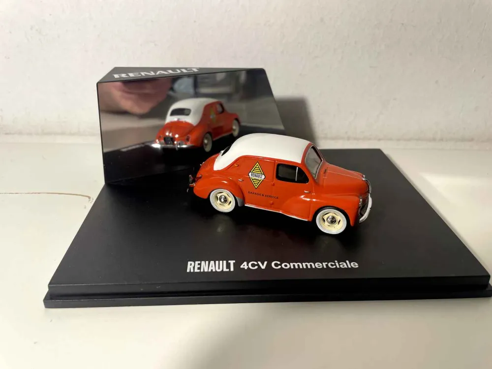 Renault 4 CV commerciale arancione e tetto bianco con logo Renault (scatola rettangolare)