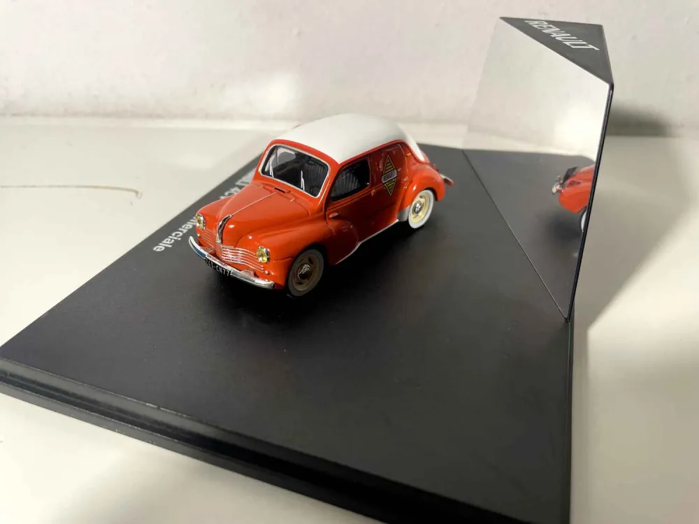 Renault 4 CV commerciale arancione e tetto bianco con logo Renault (scatola rettangolare)