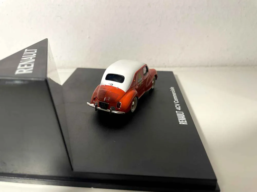 Renault 4 CV commerciale arancione e tetto bianco con logo Renault (scatola rettangolare)