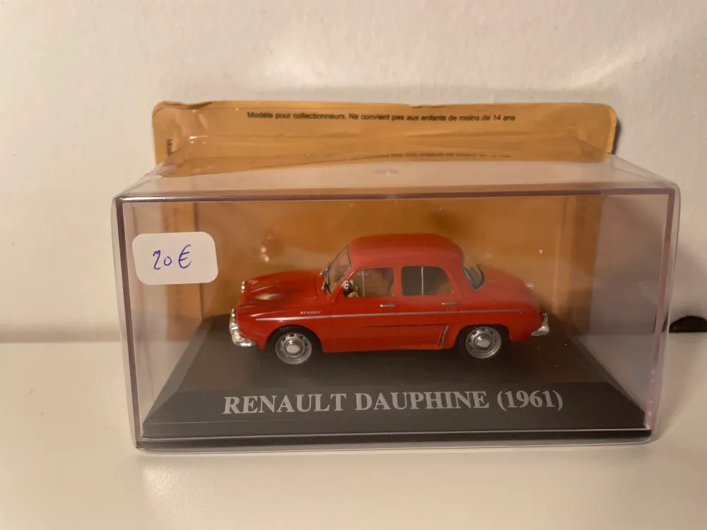 Renault Dauphine rossa/arancione del 1961