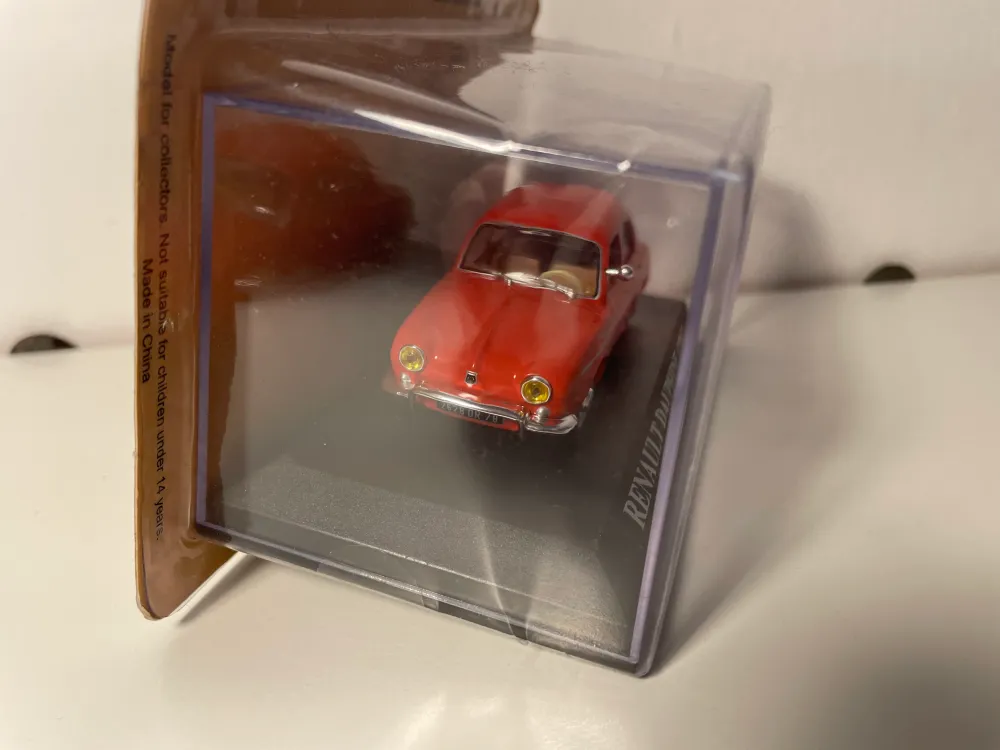 Renault Dauphine rossa/arancione del 1961