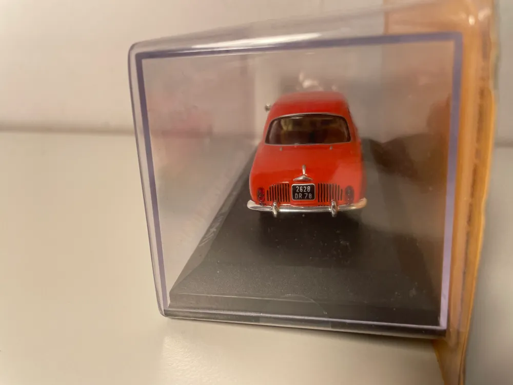 Renault Dauphine rossa/arancione del 1961