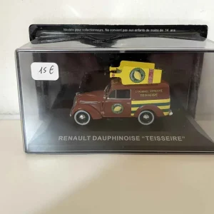 Renault Dauphinoise marrone con pubblicità TEISSEIRE