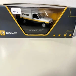 Renault EXPRESS con il logo Renault (riquadro)