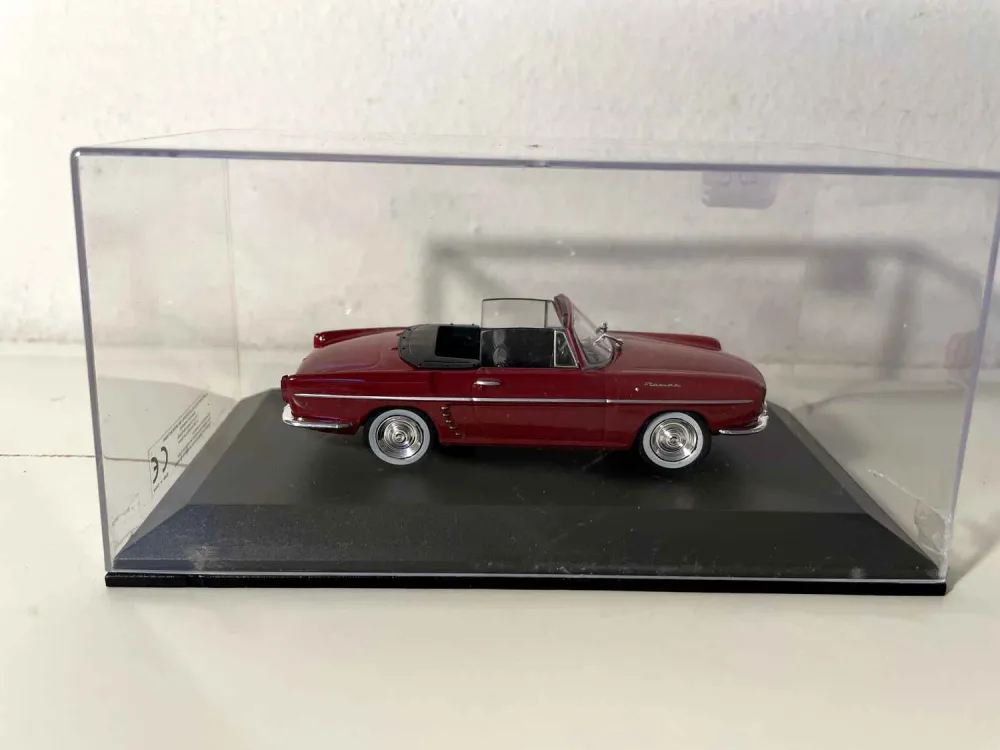 Renault Floride decappottabile del 1958 color bordeaux