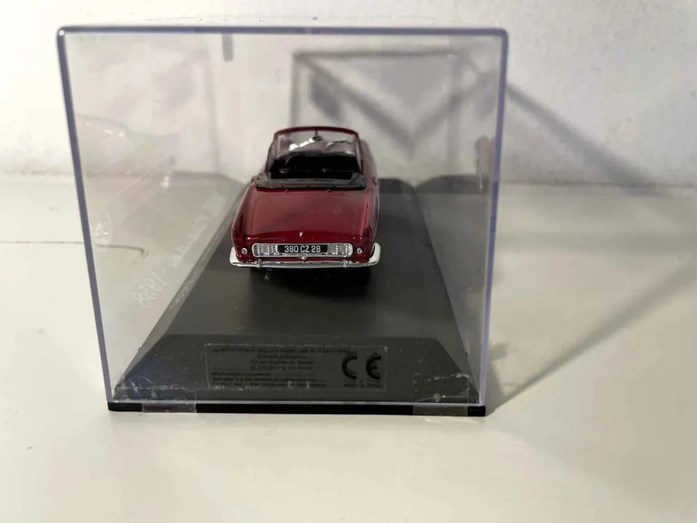 Renault Floride decappottabile del 1958 color bordeaux