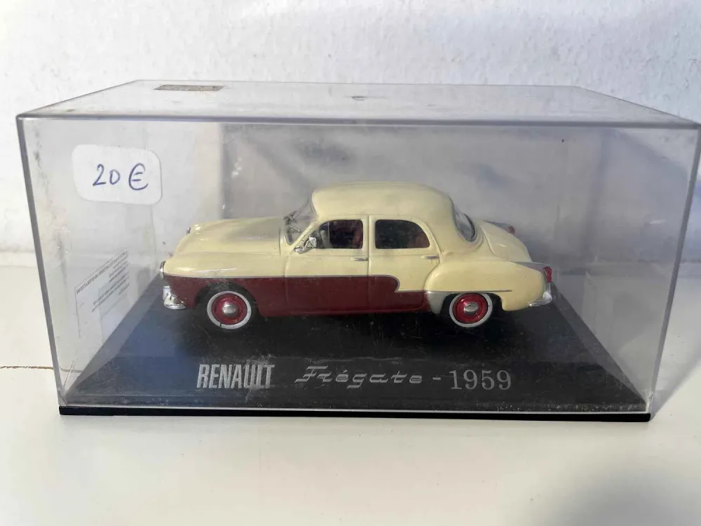 Renault Frégate del 1959 nei colori bordeaux e crema