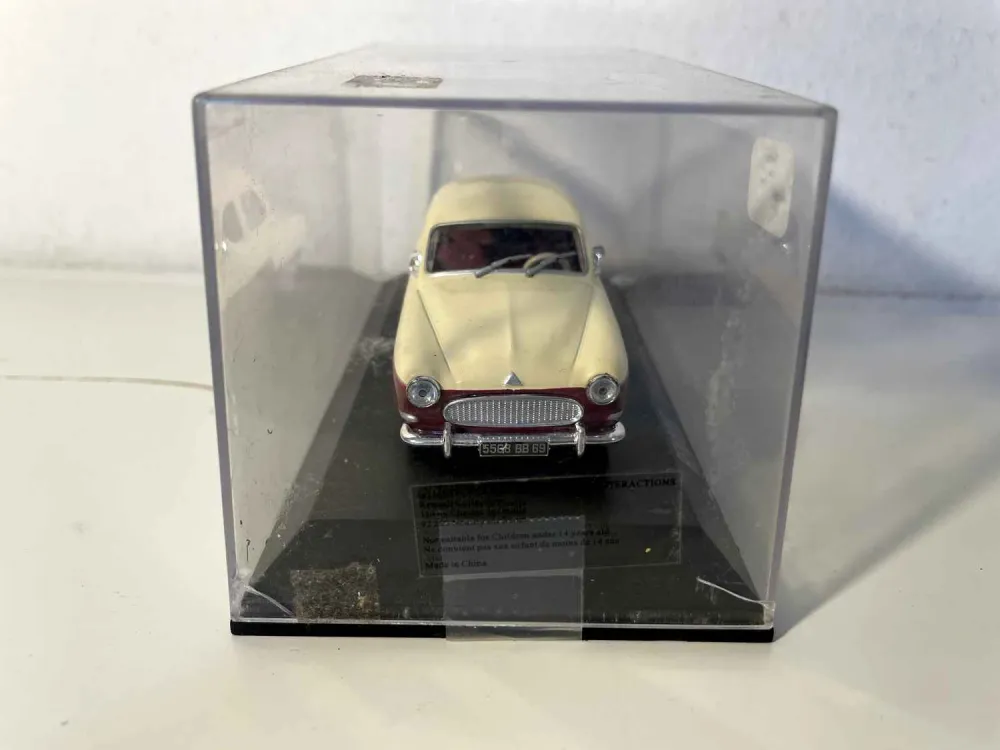 Renault Frégate del 1959 nei colori bordeaux e crema