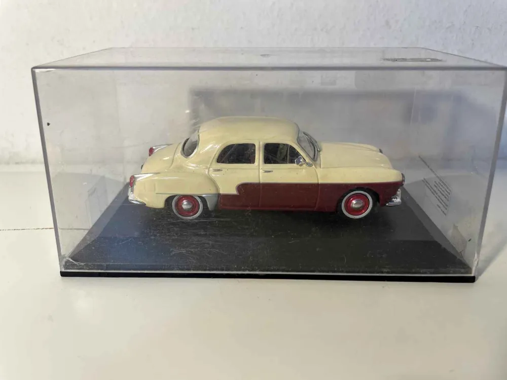 Renault Frégate del 1959 nei colori bordeaux e crema