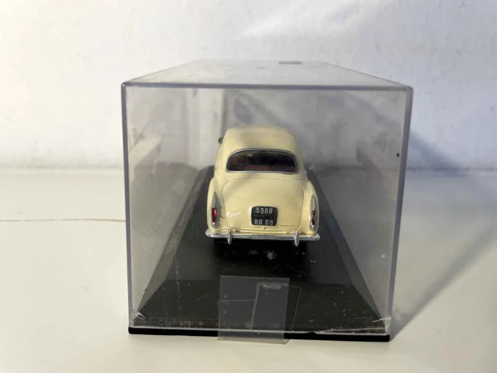 Renault Frégate del 1959 nei colori bordeaux e crema