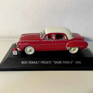 Renault Frégate grande scudo rosso e tetto color crema del 1956