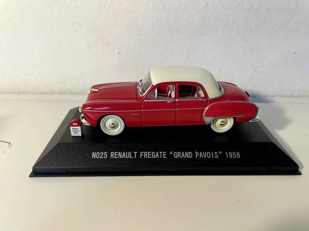 Renault Frégate grande scudo rosso e tetto color crema del 1956