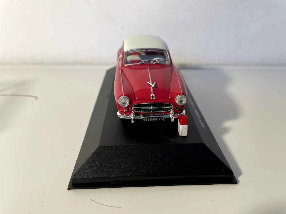 Renault Frégate grande scudo rosso e tetto color crema del 1956