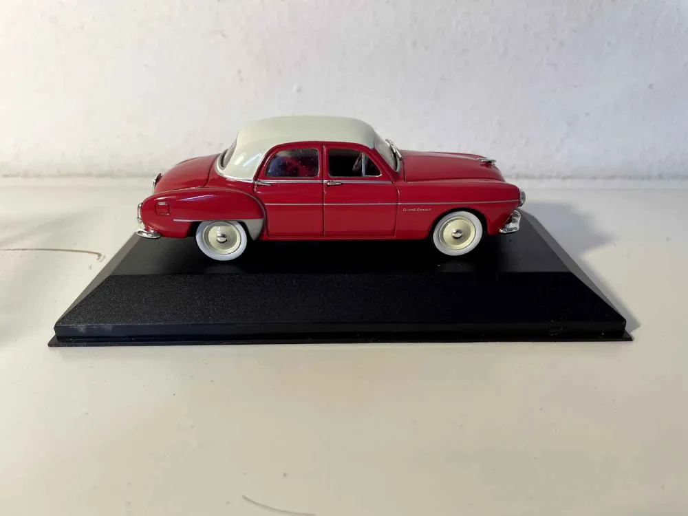 Renault Frégate grande scudo rosso e tetto color crema del 1956