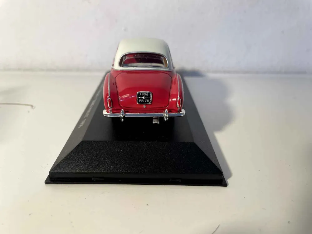 Renault Frégate grande scudo rosso e tetto color crema del 1956