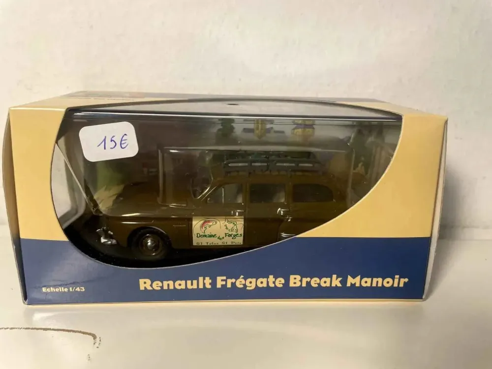 Renault Frégate station wagon Manoir marrone con pubblicità DOMAINE DES FORGES
