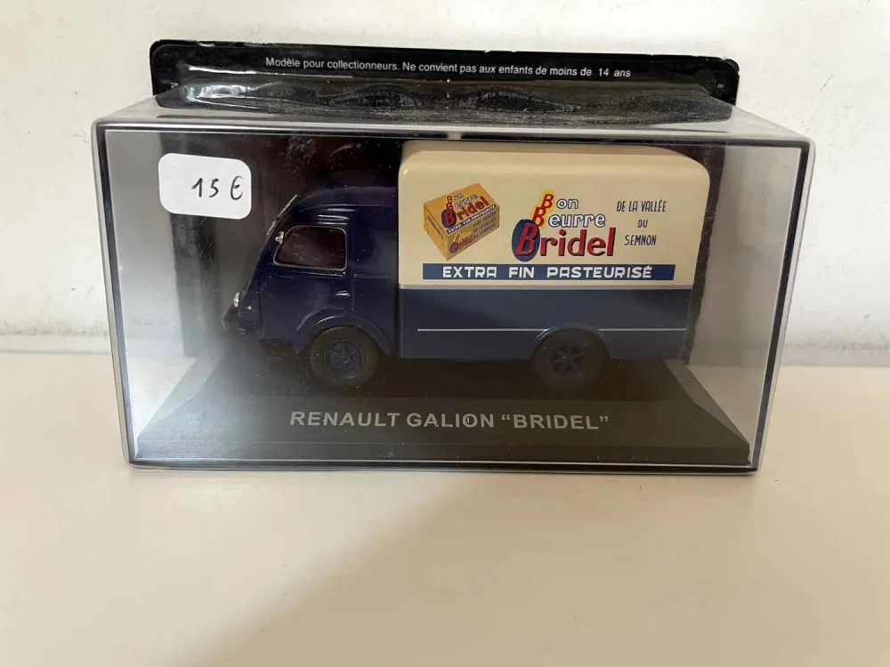 Renault Galion blu e beige con pubblicità BRIDEL