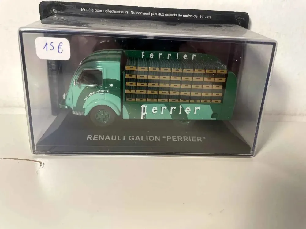 Renault Galion verde con pubblicità PERRIER