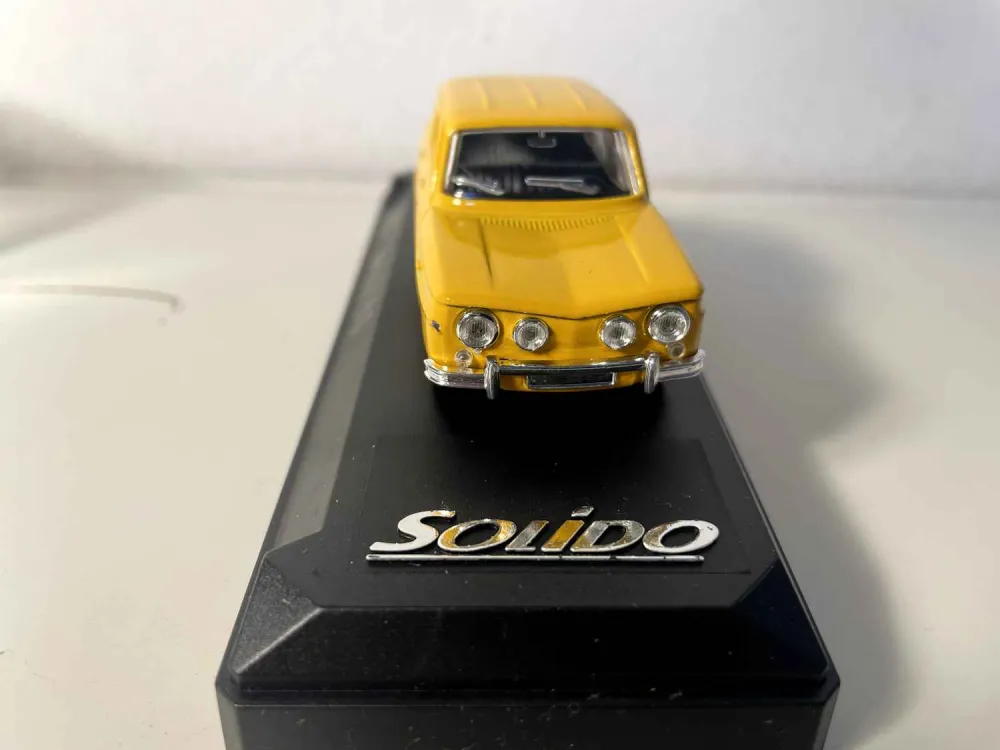 Renault 8S gialla (riferimento Solido 1827)