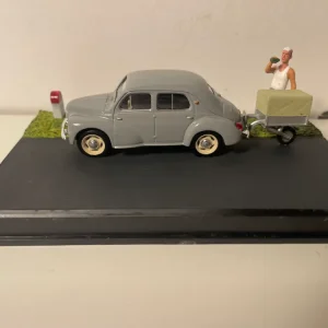Renault 4 CV grigia con rimorchio - La Nationale 7 - La Route Bleue