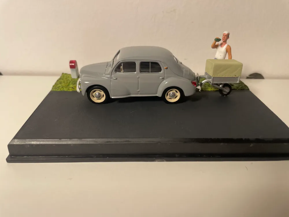 Renault 4 CV grigia con rimorchio - La Nationale 7 - La Route Bleue