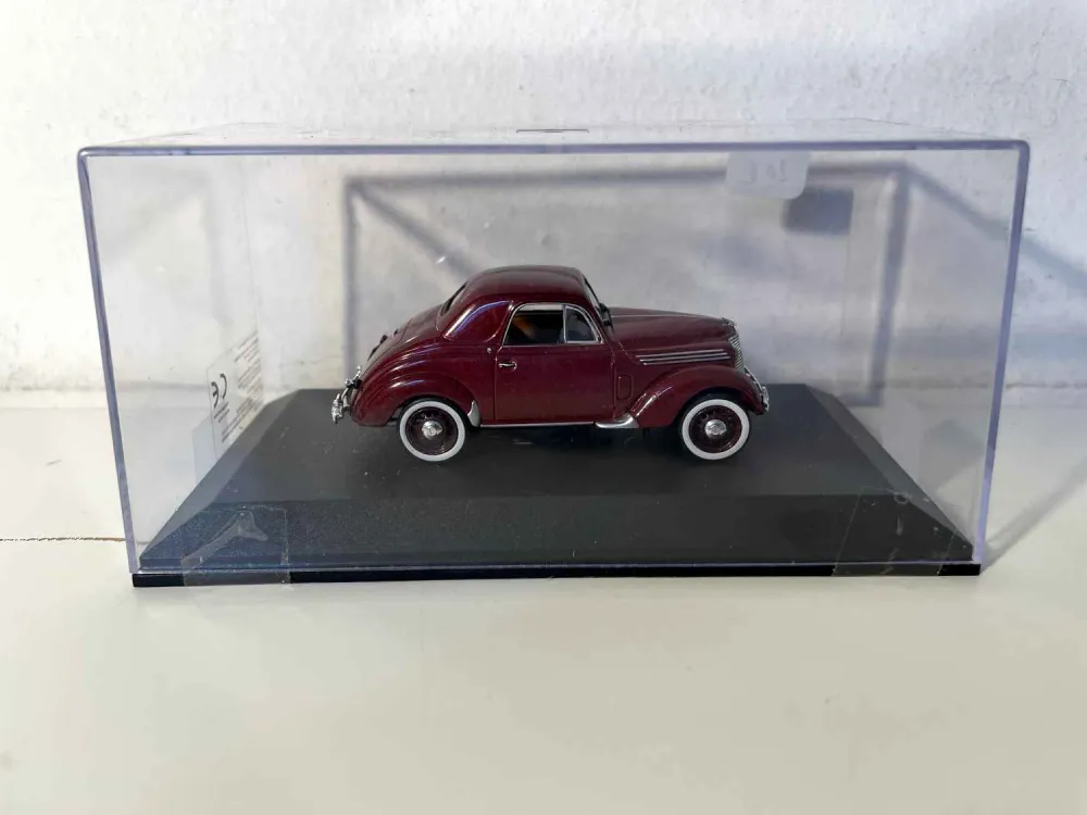 Renault Juvaquatre Bordeaux Coupé del 1941