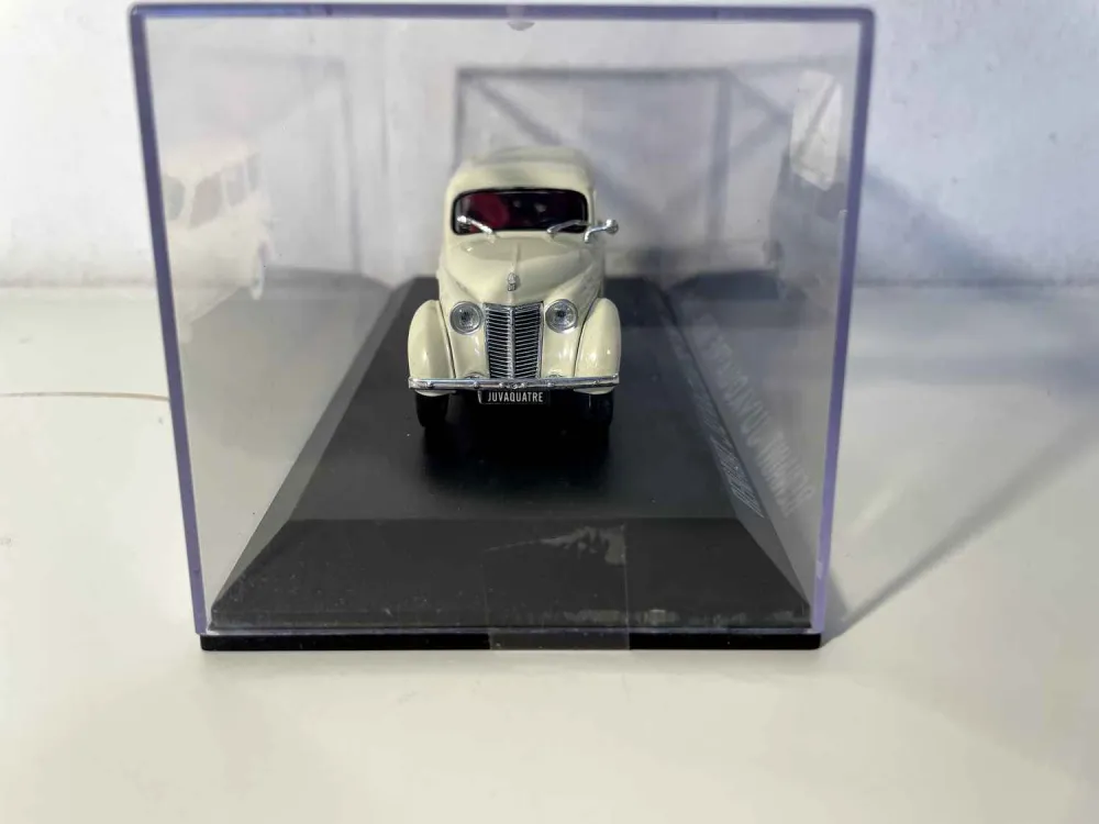 Renault Juvaquatre crema station wagon del 1949