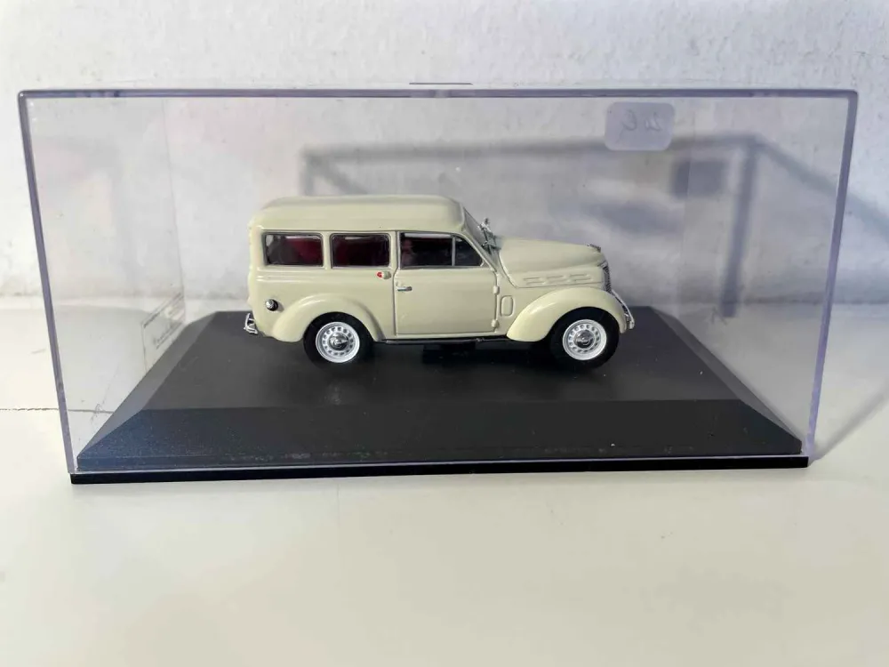 Renault Juvaquatre crema station wagon del 1949