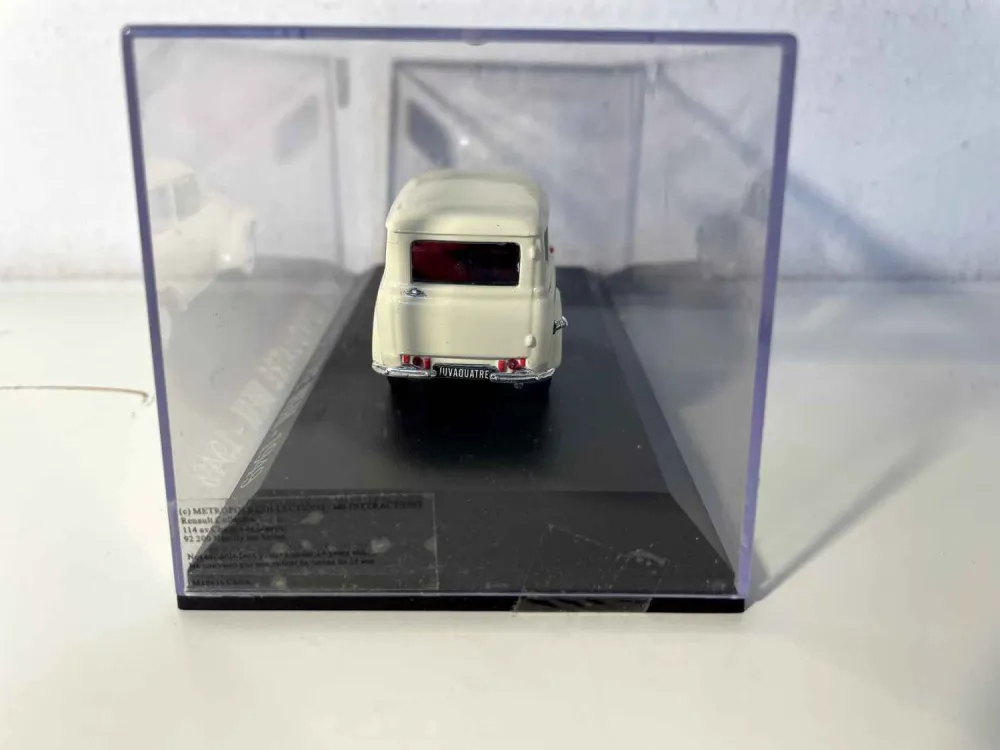 Renault Juvaquatre crema station wagon del 1949