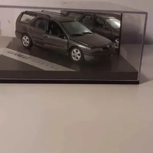 Renault Laguna station wagon grigia