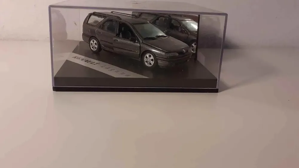 Renault Laguna station wagon grigia