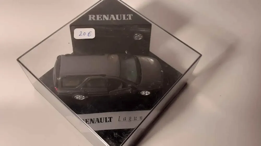 Renault Laguna station wagon grigia